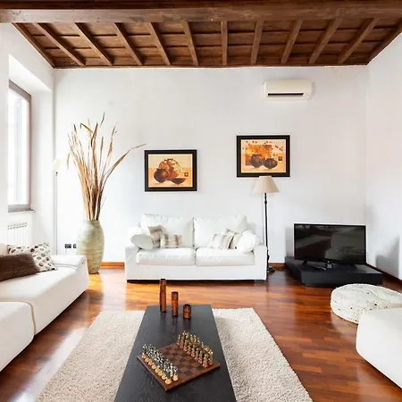 Trevi Fountain Square View Luxury Apartment