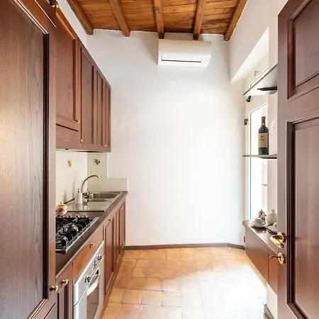 Trevi Fountain Square View Luxury Apartment
