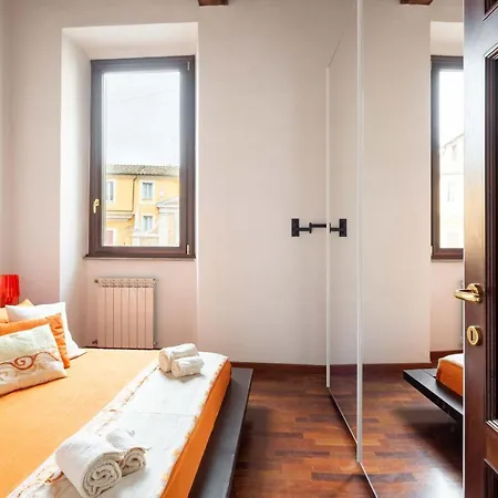 Trevi Fountain Square View Luxury Apartment