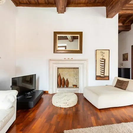 Trevi Fountain Square View Luxury Apartment Rome