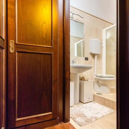 Trevi Fountain Square View Luxury Apartment Rome