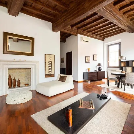 Trevi Fountain Square View Luxury Apartment