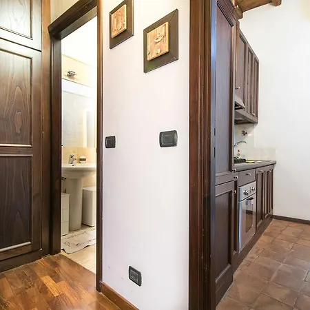 Trevi Fountain Square View Luxury Apartment
